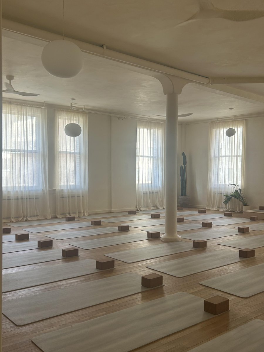 CPL_Charlotte's tweet photo. How can there be such a beautiful yoga studio in New York? https://t.co/moZSlXF8Yf