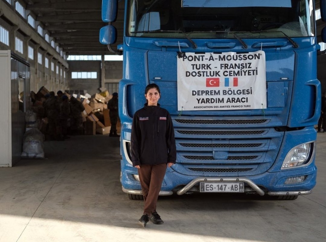 Fransa’da doğup büyüyen ve uzun yol şoförü olan 24 yaşındaki Gülfem Zengin, 6 Şubat depremi sonrası kendi tırıyla tek başına 4 günde 6 ülke geçip 4.300 kilometre yol yaparak Fransa’da toplanan yardımları Kahramanmaraş’a ulaştırdı.

#6subatdepreminiunutmayacağız