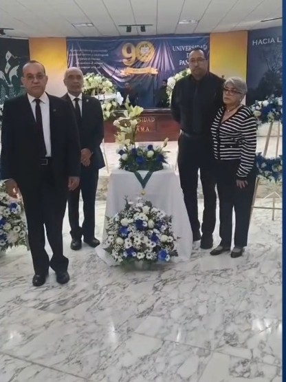 UP rindió tributo póstumo a exrector Julio Alberto Vallarino Rangel.  

“A lo largo de sus 90 años, los 15 rectores de la UP han honrado y defendido con firmeza la autonomía universitaria y la integridad de nuestro campus".

👉launiversidad.up.ac.pa/node/5052

#UPsemanario #Duelo