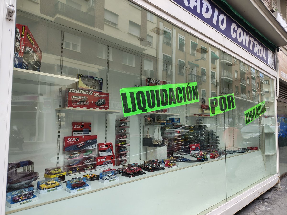 Pues eso. Lojume Modelismo, un comercio con más de 30 años de antigüedad, cierra por jubilación. Siempre paso cuando está cerrado, pero aparte del escaparate se ven aún maquetas y libros en el interior.
lojume.es