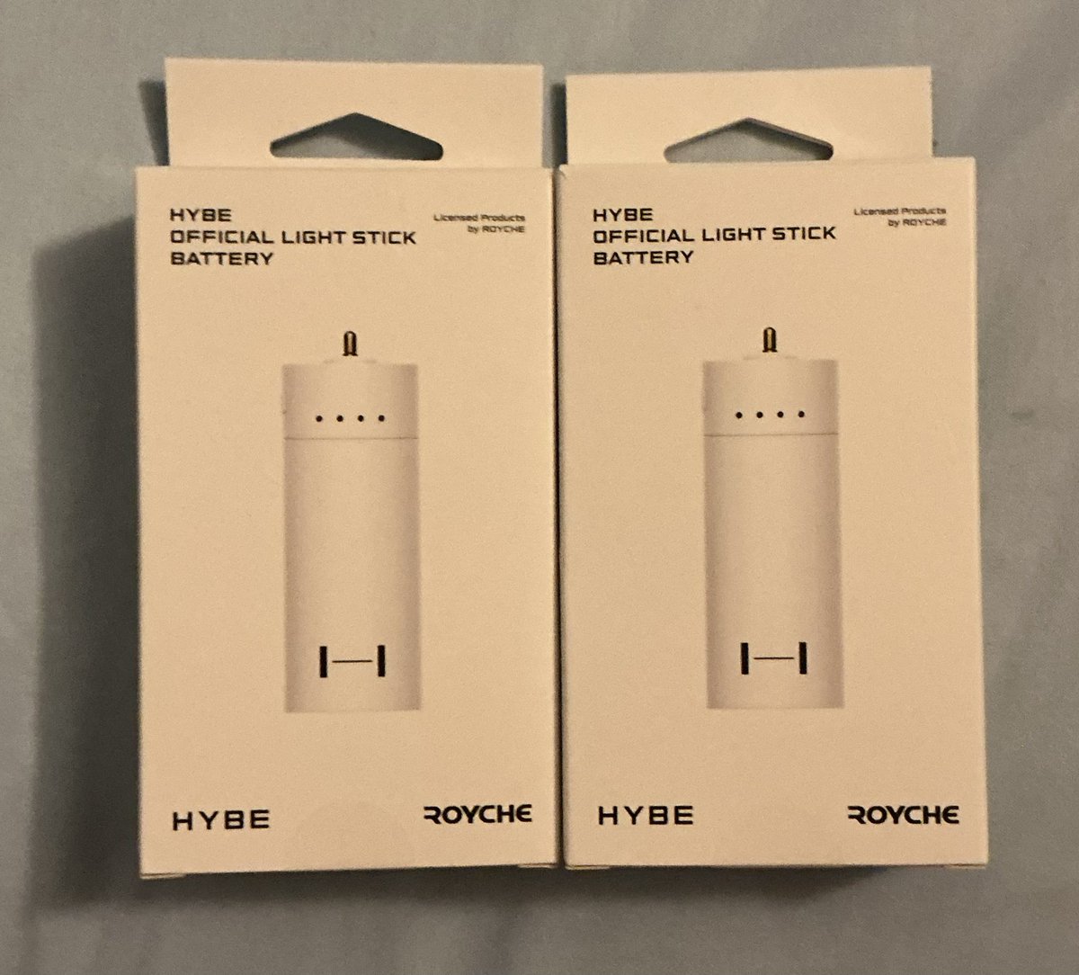 Hannah_RAWRR7's tweet photo. Just remembered I smuggled in extra batteries from SK hehe 👀 I’ve used mine at a couple concerts and it works great! Had my army bomb on for 2 consecutive nights and it still had half a battery left https://t.co/wINEcEuBX1