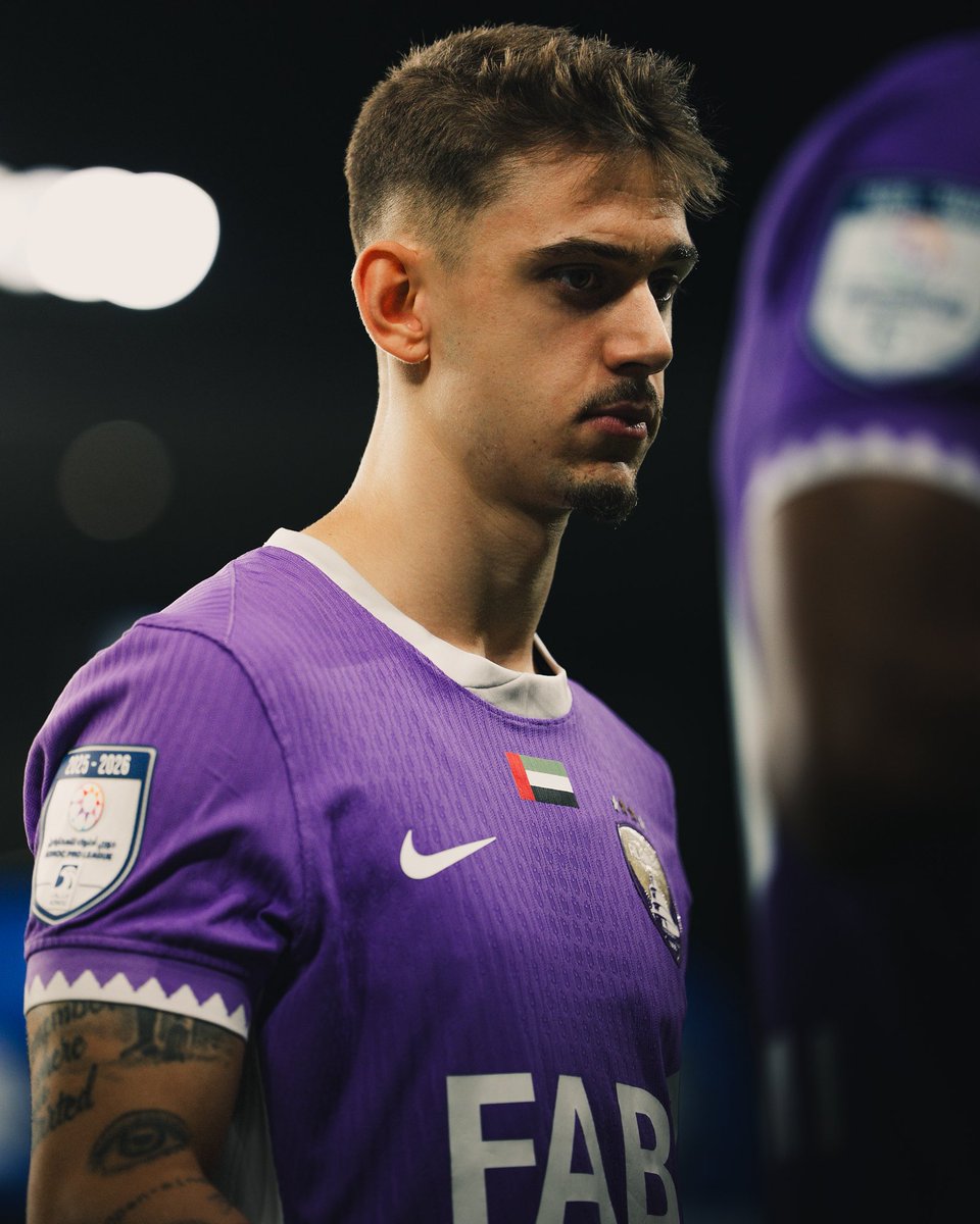 عموماً، أنا مستمتع جدًا بهذا الثلاثي
"رامي ربيعة، بن خالق، راتنيك"

مدافعين من طراز نادر .. يجمعون بين القوة والهدوء والذكاء
يقرؤون اللعب قبل ما يصير، ويطلعون بالكرة وكأنهم لاعبو وسط

أهدأ ثلاثي دفاعي في الدوري، بدون ضجيج إعلامي ولا مبالغة .. فقط أداء نخبوي يتكرر كل أسبوع

هذا