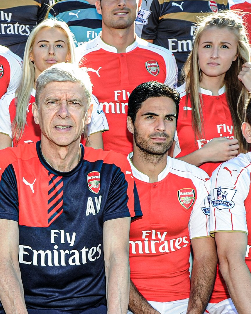 Arsène Wenger, Chloe Kelly, Mikel Arteta and Leah Williamson during an Arsenal photoshoot in 2015 🥹