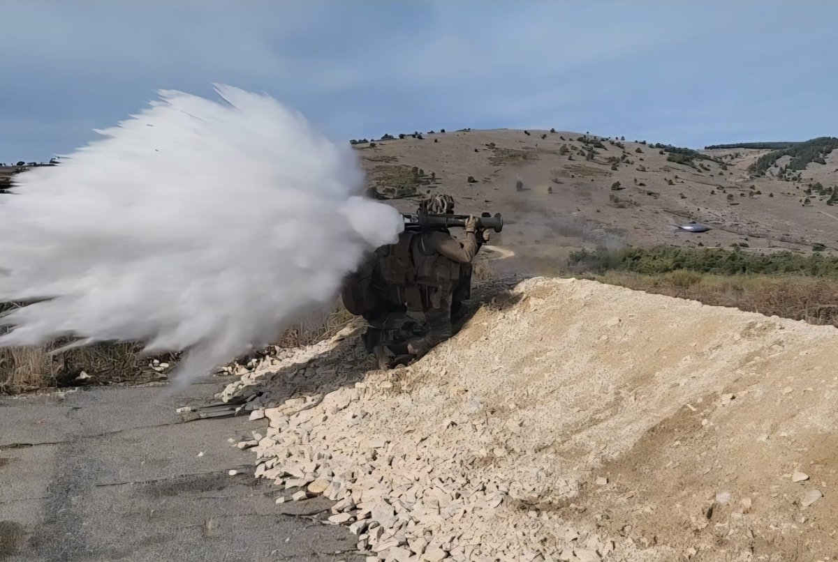 1RCA_canjuers's tweet photo. Tir d'entraînement au lance-roquettes AT4 F2 après une formation dispensée par un des maître de tir infanterie du CETIA-Opéra 💥
➡️ Instruire
➡️ Entraîner
➡️ Conseiller
➡️ Contrôler
#CETIA #1RCA #PrépaOps
📸 SCH Philippe https://t.co/O3BMMLF1zA