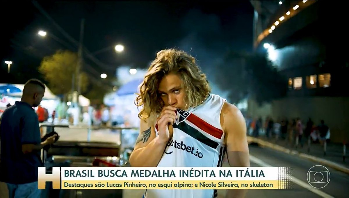 Está acontecendo a abertura das olimpíadas de inverno e o porta bandeira do Brasil é Lucas Pinheiro, torcedor do São Paulo.

Lucas nasceu na Noruega, seu pai é norueguês, mas sua mãe é brasileira.

Até 2023 ele defendia a Noruega no Esqui Alpino, mas resolveu defender o Brasil a