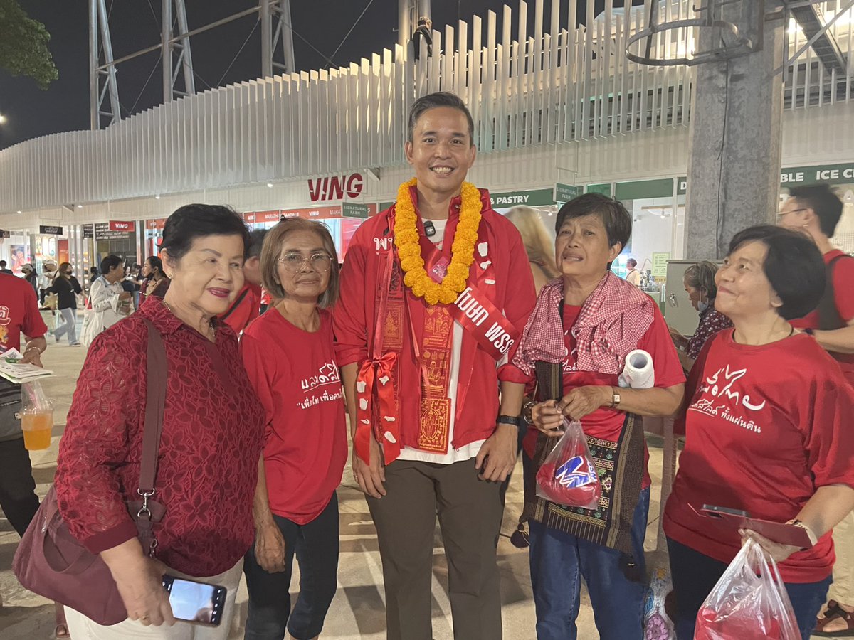 ได้รับพลังจากพ่อแม่พี่น้อง ผมพูดถึงกลุ่มแม่ๆ ที่ภาคภูมิใจใส่เสื้อไทยรักไทยมารอเจออาจารย์เชนตอนไปที่วัดแก่งคอย พอลงเวทีมาก็ได้มาเจอแม่ๆ กลุ่มนี้ตามมาเชียร์ถึงเทพหัสดิน เลยได้บอกแม่ๆไปว่า ขอบคุณมากเลยนะครับ ที่ทำให้ผมได้เห็นถึงภาพใหญ่ของการต่อสู้ในครั้งนี้