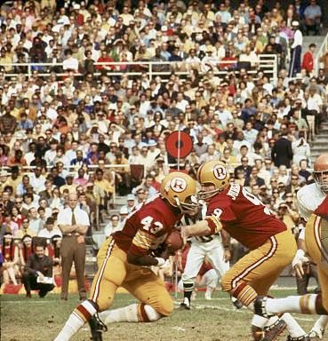 LarryBrown43's tweet photo. Sonny Jurgensen was one of the greatest to ever line up behind center. 

More importantly, he was a great teammate and a good friend. I’m grateful I got to share the field and the locker room with him. He’s going to be missed.

My heartfelt condolences to the family of Sonny. https://t.co/oB7rC3p9JG