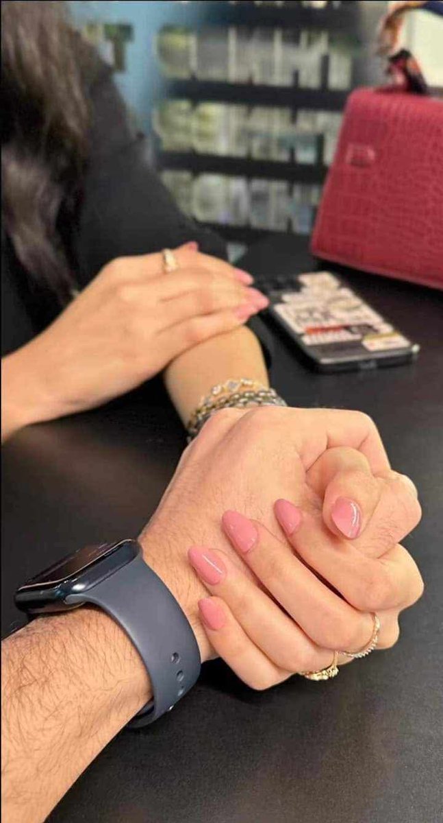 نصفُ المحبّة أُنسٌ يطمئنّ له القلب،

 ونصفها الآخر أمانٌ لا يُخشى معه الغياب. 🌱💕🌱