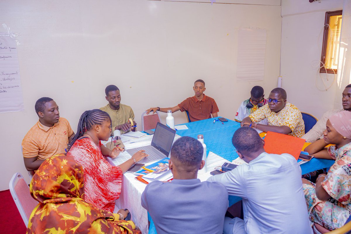 VouxDu90089's tweet photo. À Tombouctou, les Jeunes Voix du Sahel Mali ont travaillé sur leurs statuts, leur vision, leur mission et leurs axes d’intervention pour renforcer une action jeunesse structurée face au changement climatique...https://t.co/8NgXnqMklh
Merci @unicefmali, @BMZ_Bund et #DNACPN https://t.co/Zpdv5yP7OF