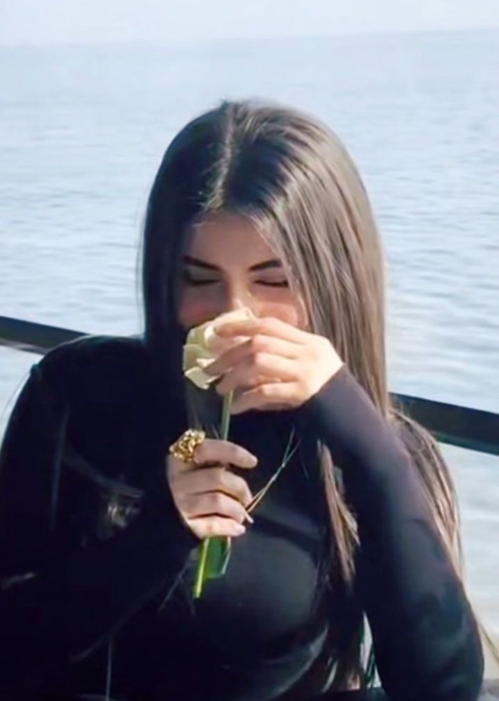 yehya_dr's tweet image. اهمسي
    لمعاني الحُبِّ
     واحضني آهاتي 
       وانسيني على أوّلها ،،
واجمعي رعشتي
    وعانقي نبضها ،،
       فما بيني وبينكِ قلبي
                  وأيامي وعهدها 💓
#بوح_المشاعر