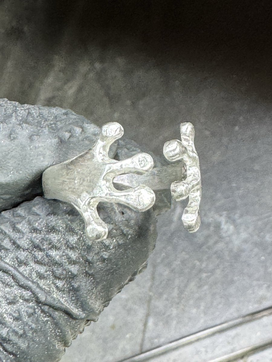 ARMSsilverworks's tweet image. おはようございます🐸
カエルの手をモチーフにしたリングが出来上がって来ますよ😊
#ARMS
#カエルの手
#原型
armssilver.com