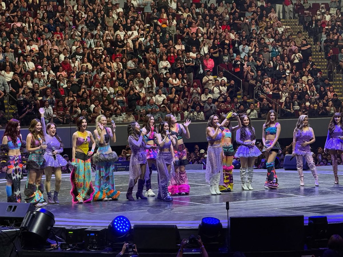 inquirerdotnet's tweet image. FEMALE POWER 🥳 

LOOK: P-pop powerhouse BINI made a surprise appearance on SexBomb Girls' "rAWnd 3" concert at the Mall of Asia Arena on Friday, Feb. 6.

Prior to BINI's appearance, SexBomb Girls had long been vocal about wanting to share the stage with the octet. | 📷: Star…