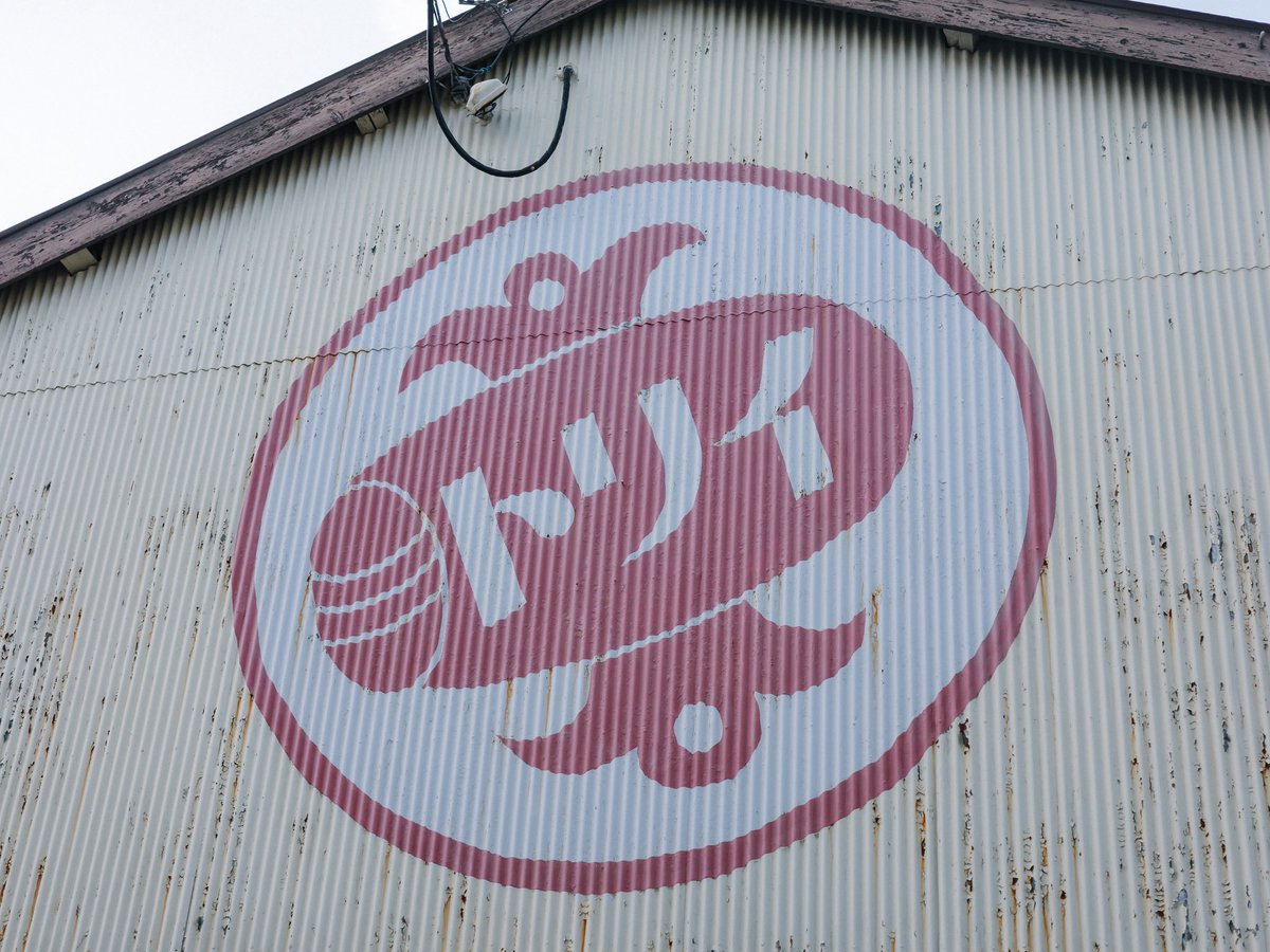 ironspring's tweet image. 柿の種でお世話になってる、トリイソースの直売所に初めて行った。
ここにはたくさんの種類のソースがあったのだけれど（柿の種は売ってないよ。笑）、このカツサンドが気になって買ってきちゃいました。
量り売りなどもやっていて、鳥居さんの想いが詰まっていて素敵でした。