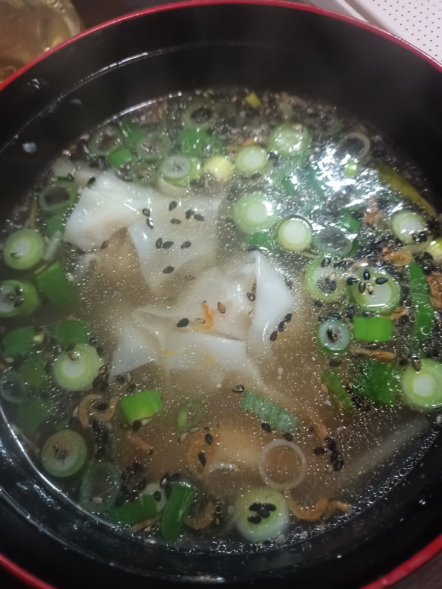 昨日の夕ごはん

寒いので雲呑鍋。もやしと薬味でラーメンっぽいスープにして食べる。
お腹をあたためてさっと寝て、朝は4時からオリンピック開会式。