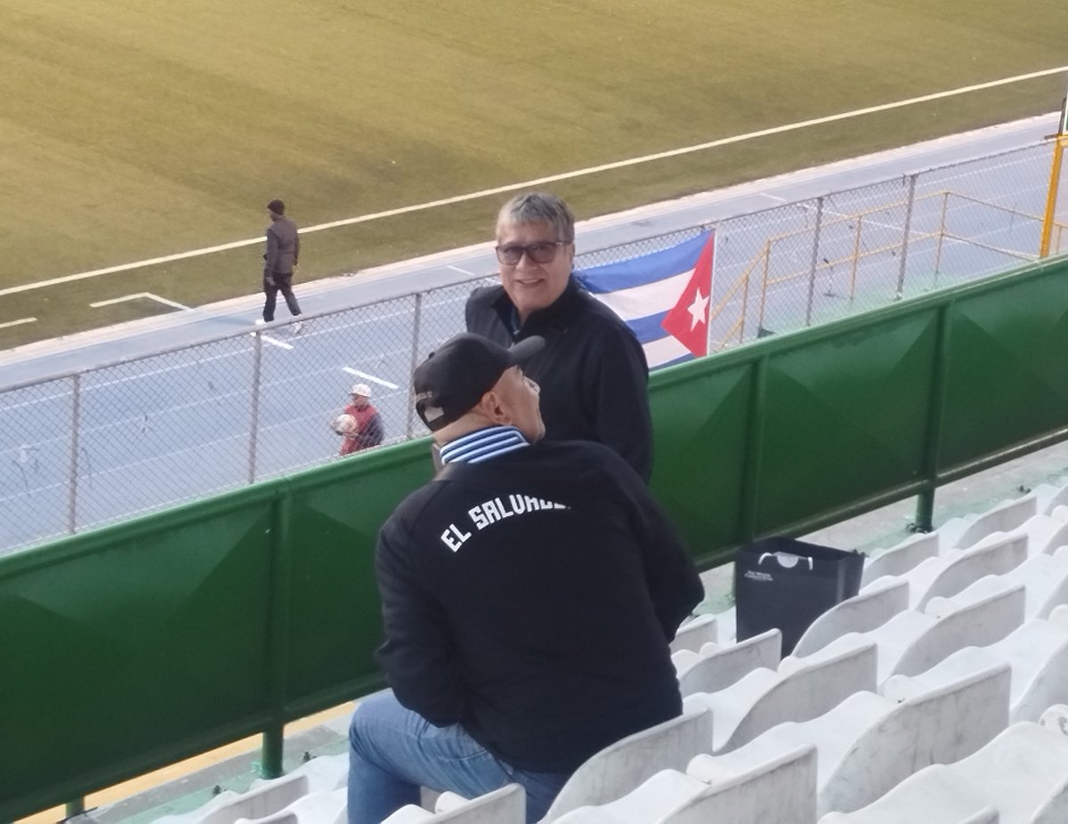 elsalvador's tweet photo. #DeDeportes | Hernán «Bolillo» Gómez, en el estadio Cementos Progreso, acompañando a la #SelectaSub17 en el premundial de #Concacaf.
Foto Franklin Ponce, enviado especial de #DiarioElSalvador https://t.co/95DCbkYYpQ
