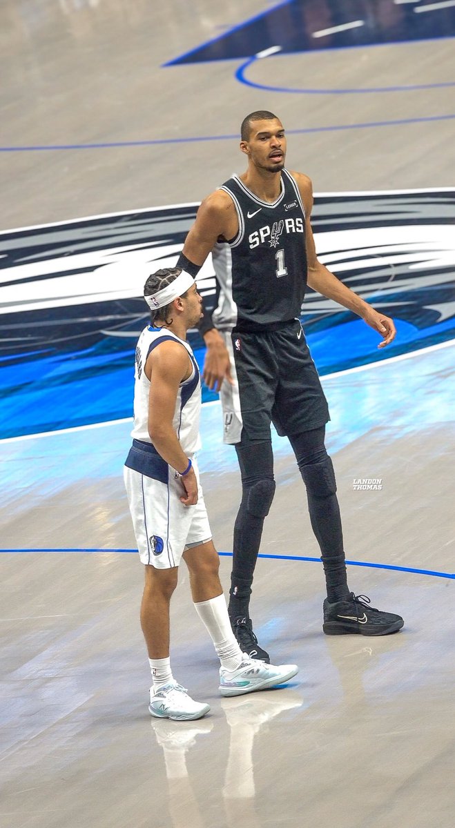 ClutchPoints's tweet photo. The height difference between Victor Wembanyama and Ryan Nembhard is INSANE 👀

Wemby - 7'4"
Nemby - 5'11"

(📸: @sixfivelando)