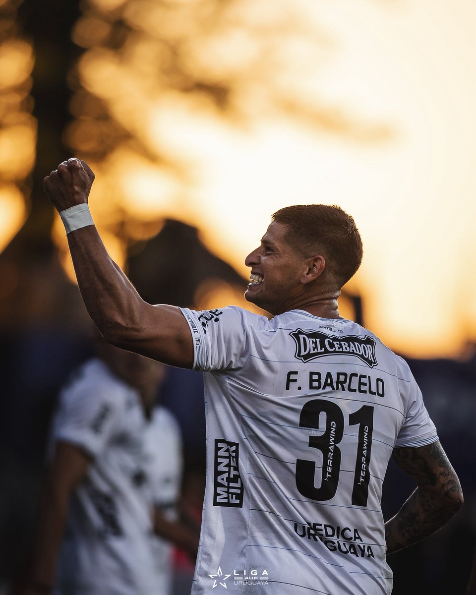 Fansdelfootball's tweet photo. Arrancó el Campeonato Uruguayo con el Gol del Año probablemente. Golazo Maradoniano de Diego Romero.

Albion 1-2 Liverpool 
Lopez | Barcelo y Romero

El lateral Romero de ser campeón Uruguayo, a no quedar en Nacional. 
El negriazul se lo llevó y de arranque fue la figura. https://t.co/z1qFYbXIJg