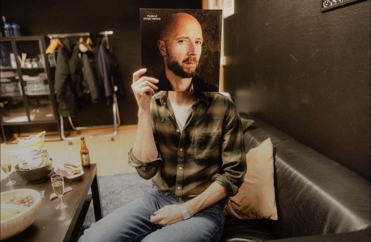 #NewAlbum
"Zawsze mówią: żyj chwilą, ale nikt tego tak naprawdę nie robi, prawda?"

Portret jednego z najbardziej charakterystycznych i najcieplejszych głosów Norwegii. Prezent dla fanów z okazji 50. urodzin artysty.

Sivert Høyem
📀 Best Of
🎶 Blown Away
youtu.be/IBe6_rwvx3I?si…