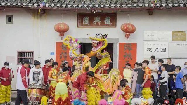 thisisGBA's tweet image. #Meizhou | In Xingning, the "Shang Deng" Festival is evolving! 🏮 Once just for celebrating sons, now it honors all newborns equally, championing gender equality. 👶👧 

It's a vibrant #Hakka cultural museum, with lion dances, drumming, and feasts binding the community. 🥁🍲 It