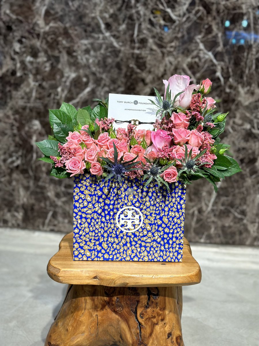 tawsil_33's tweet photo. ننسق هداياكم ونوصلها لمن تحبون 🎁🎉
توصيل طلبات ..📦
توصيل للأسر المنتجة و المشاوير الخاصة 🚗
بأسعار خاصة جداً 👌🏻✨ 

للطلب والاستفسار التواصل ع الخاص او واتس 👇🏼
https://t.co/3vaTlLpkL4
#النصر_الاتحاد #النصر #ساهم_وتبرع_بتفطير_المعتمرين https://t.co/6JN4uiwy6V