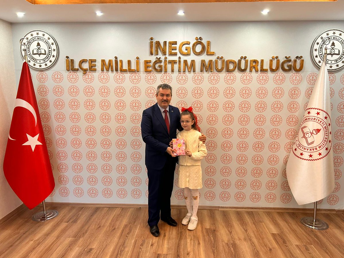 İnegöl İlkokulu Müdürü Şenol Şahin, sınıf öğretmenimiz Filiz Çetinlaya ve öğrencimiz, İlçe Millî Eğitim Müdürümüzü makamında ziyaret etti.
Ziyaret kapsamında öğrencimiz tarafından özenle hazırlanan Türk bayrağı, İlçe Millî Eğitim Müdürümüze hediye edildi. 🇹🇷