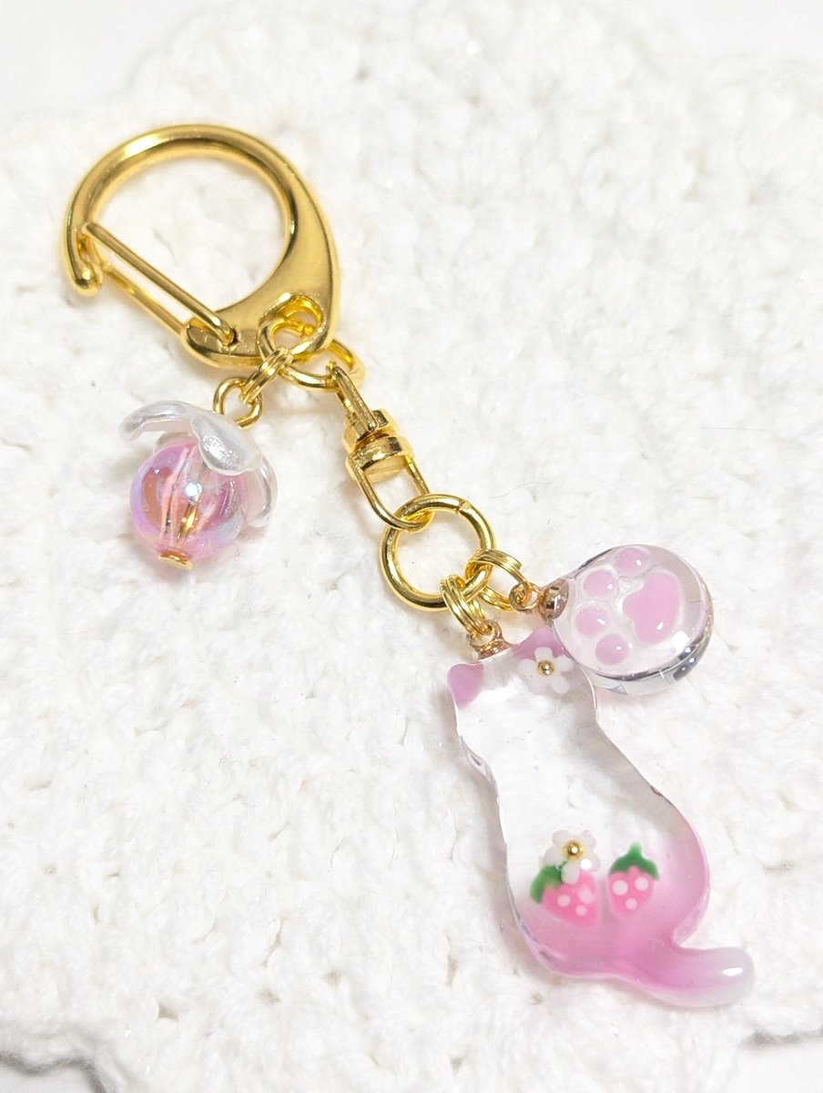 いちごの猫さんキーホルダー #ハンドメイド作品 #猫 #レジン