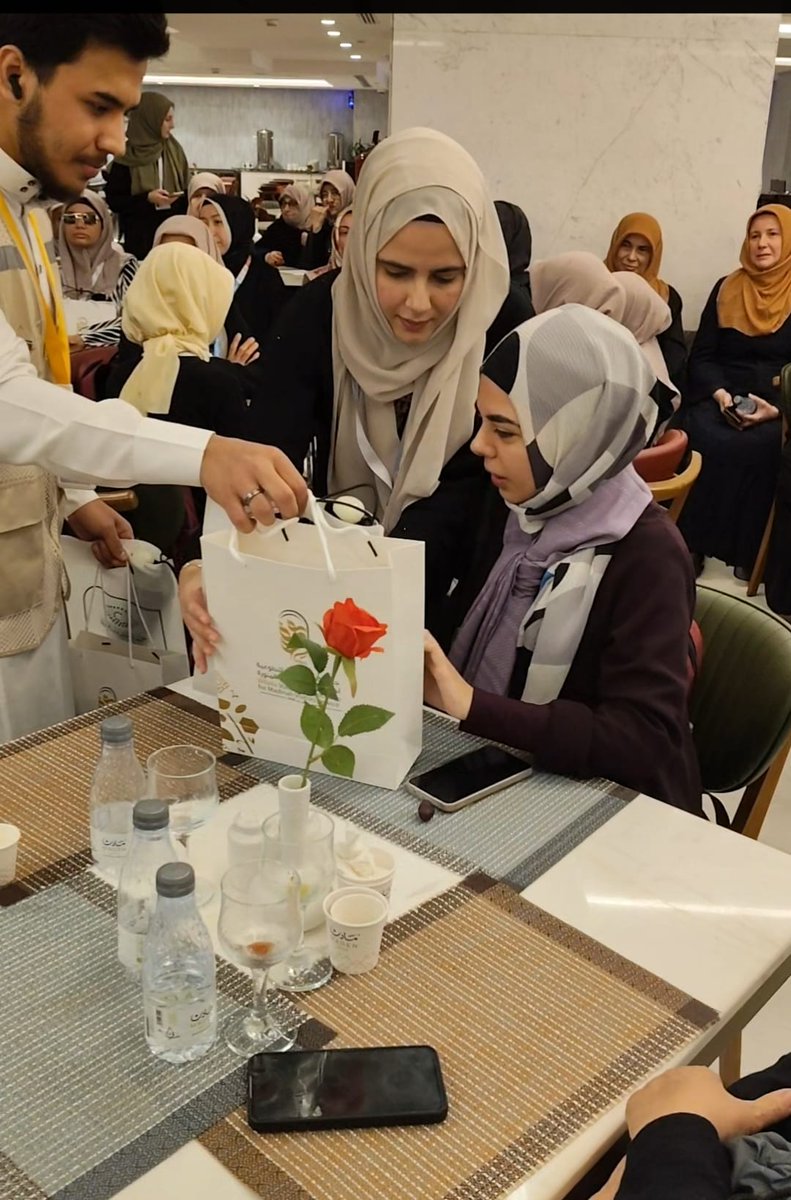 Umre Hatıraları #2

Medine’de ikinci günümüz. Burası gerçekten garip bir yer, siz de bana hak vereceksiniz. 

Görme engellilerin yoğunlukta olduğu bir kafiledeyiz. Bizim Medine’ye geldiğimizi duyan, görme engelliler için etkinlikler yapan bir dernek bizimle tanışmak istemiş.