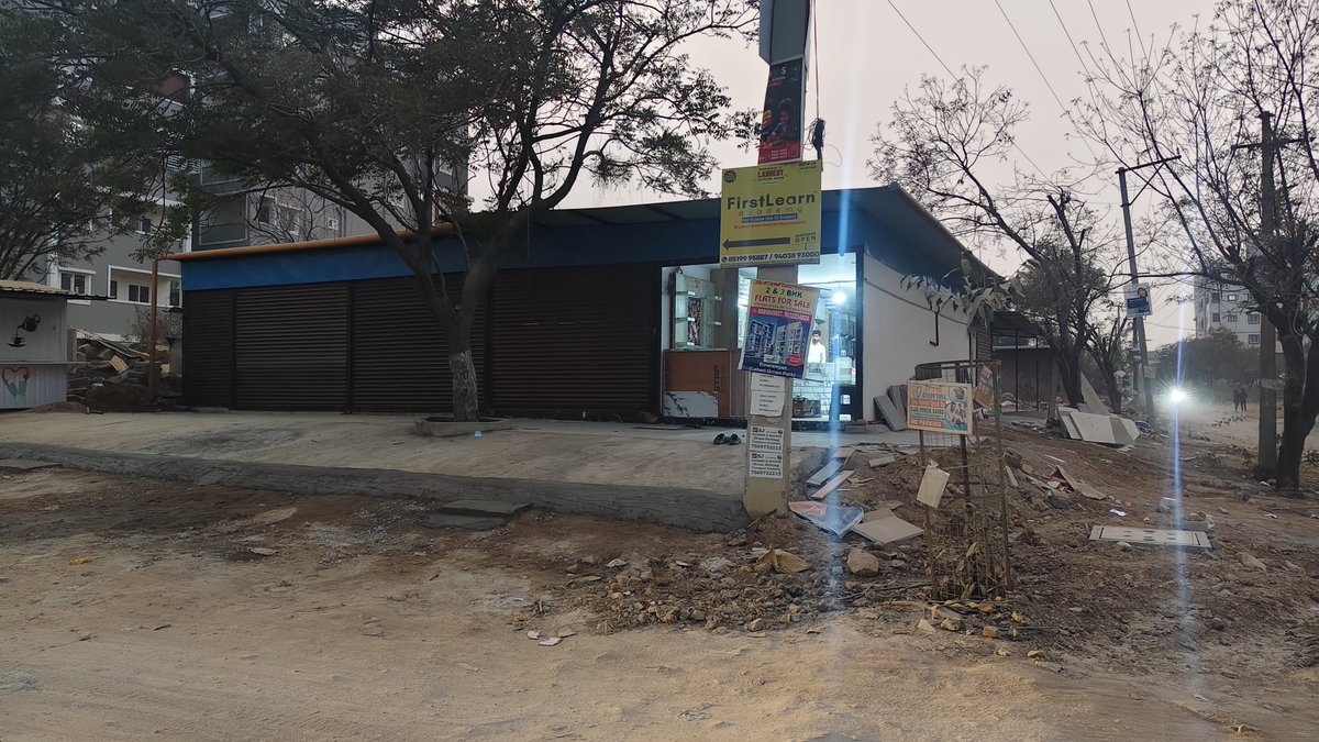 బౌరంపేట్ లహరి గ్రీన్ పార్క్ లో భారీ కమర్శియల్ షెడ్డు నిర్మాణం. మామూళ్ల మత్తులో స్థానిక టౌన్ ప్లానింగ్ అధికారులు? దుండిగల్ సర్కిల్ లో పర్మిషన్ లతో పనిలేదు... తిరుమల్ ఎంత చెబితే అంత... ఇక్కడ కమిషనర్ కూడా అతడి మాటలే వినాలంట 🥺🥺 <a href="/GHMCOnline/">GHMC</a> <a href="/Comm_HYDRAA/">HYDRAA</a> <a href="/CommissionrGHMC/">Commissioner GHMC</a> action pls.