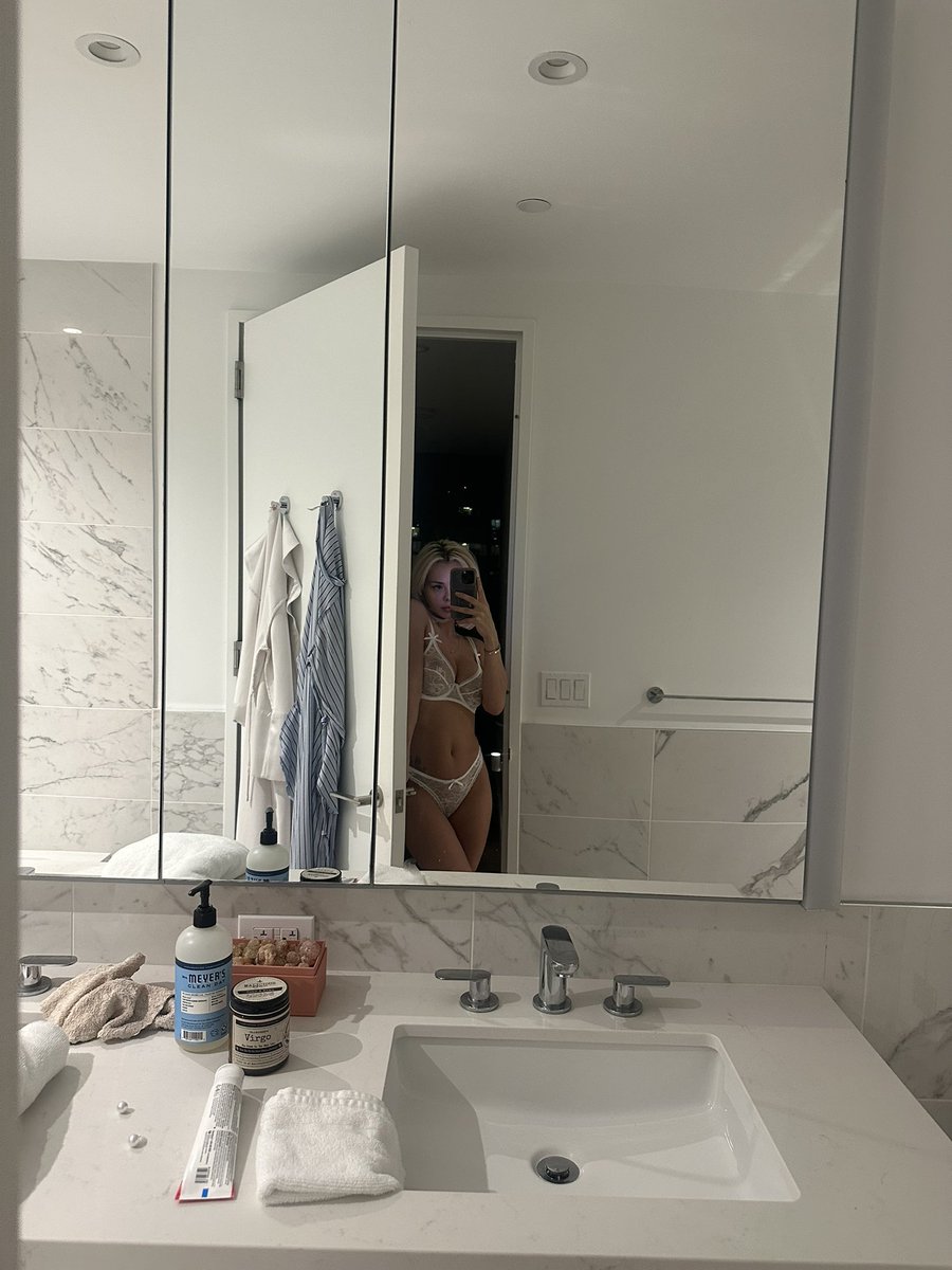 ElsaJean1099724's tweet photo. I’m back online am active for fun if you interested dm let have some fun https://t.co/HHPNOBcV6R
