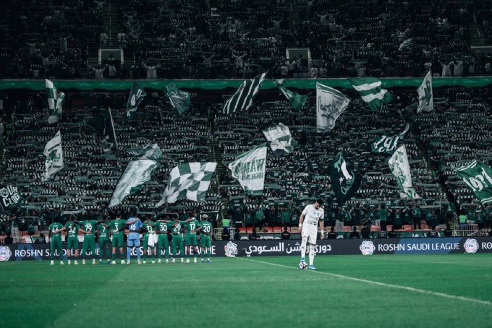 4AALSAD's tweet image. صورة مدرج #الاهلي مع كتيبةاللاعبين مخربها تواجد عراب الهبوط الهارب👎🏼

@omaralsomah