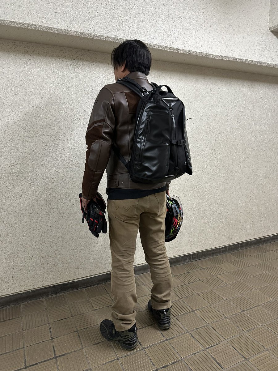 AntonioWaka's tweet photo. ROSRS ORIGINALのバックパックを手に入れた。乗車した時のシルエットがかなり美しいのがお気に入り。ラゲッジスペースも広大でスタイリッシュに街乗りからツーリングまで安心。アートを身につけたバイクライフが心地よい。
#roarsoriginal
#dainese
#elffootwear https://t.co/AOkFDLcOF5
