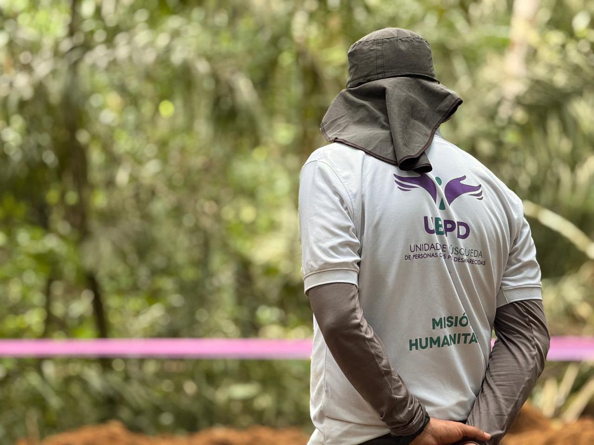 UBPDcolombia's tweet photo. 🤝🕊️ Gracias a la articulación entre UBPD y comunidades, adelantamos una investigación humanitaria y extrajudicial en un área de interés forense en zona rural del #Meta, donde se localizó la inhumación de al menos 11 cuerpos de personas desaparecidas.

📰 https://t.co/wElZ11TLnQ https://t.co/5iDJo9m7NZ
