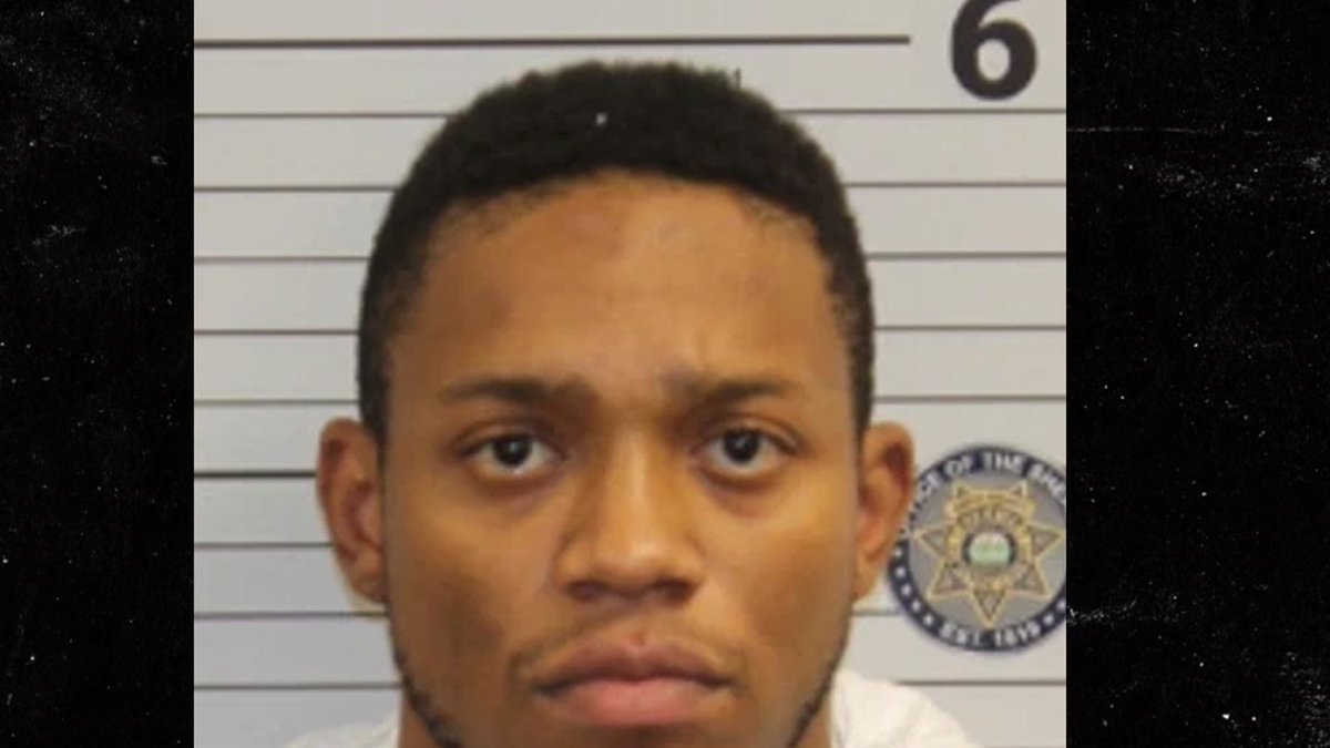 TMZ's tweet image. Former NFL First-Round Pick Darron Lee Charged In Girlfriend's Murder tmz.me/X15q1Fz