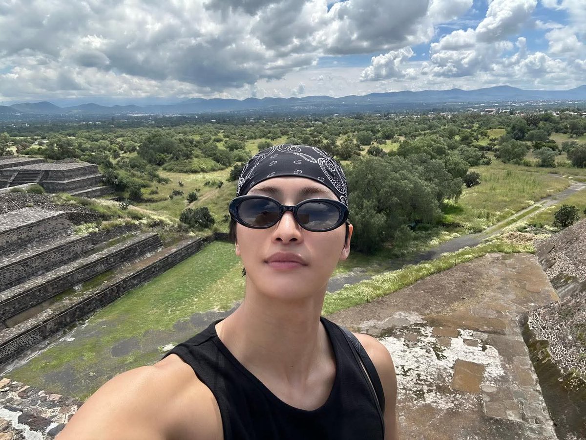 cuando a seonghwa no le importo que una noche anterior tuvo concierto, se fue a escalar teotihuacan con 4hrs de sueño, dolor de piernas pero quería ir, se la paso comiendo tacos, cambio su foto de fromm y aun después de meses hay una pc, LLEVA A MÉXICO EN EL CORAZÓN😭❤️🇲🇽