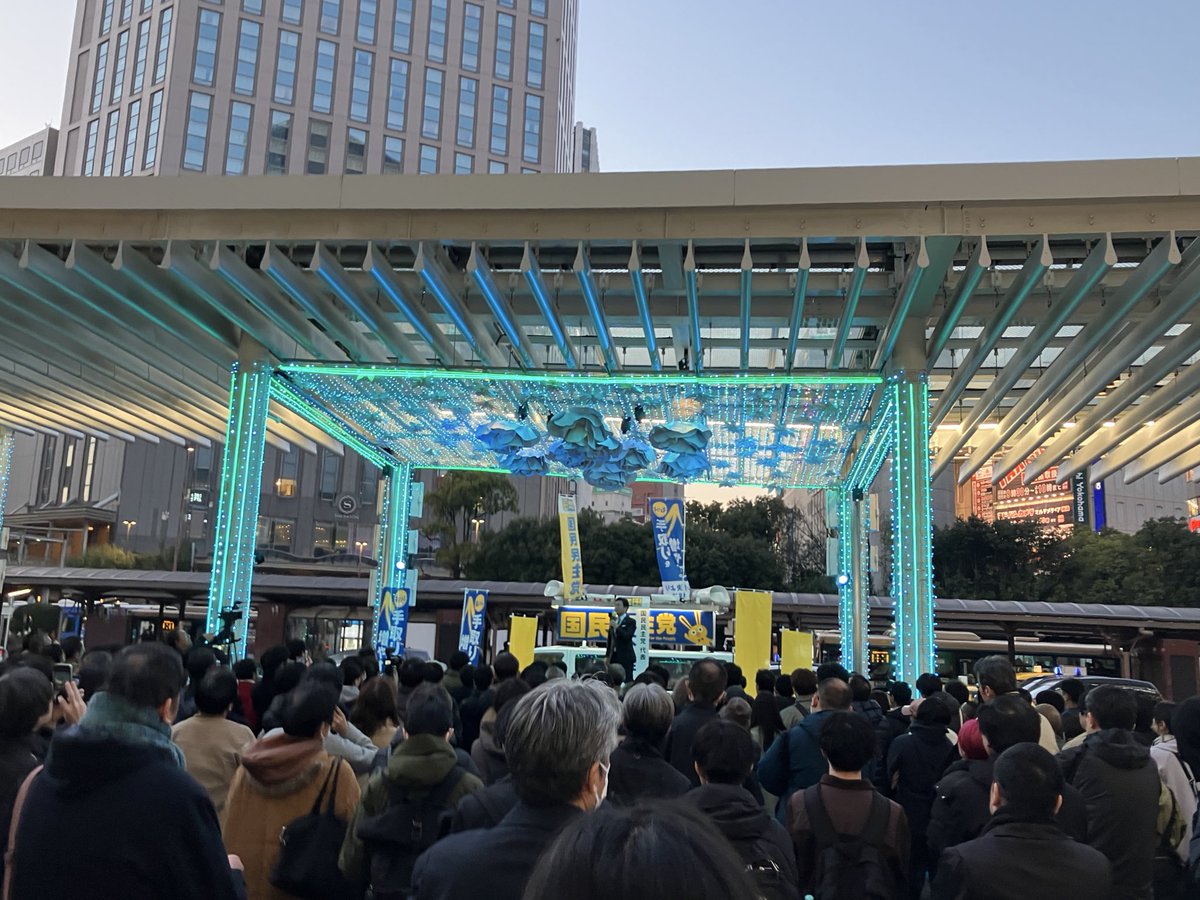 _uz_4o's tweet photo. きのう用事あって横浜いったらちょうど玉木が演説して私だけキャッキャして写真撮ってたけど一緒にいた人みんな冷めてて悲しかった 誰？なんですきなの？何した人？って言ってた 世論はまだこんな感じか〜って😢イルミネーションの下いてガチ可愛かったのに😢 https://t.co/Kvjp6zPKSW