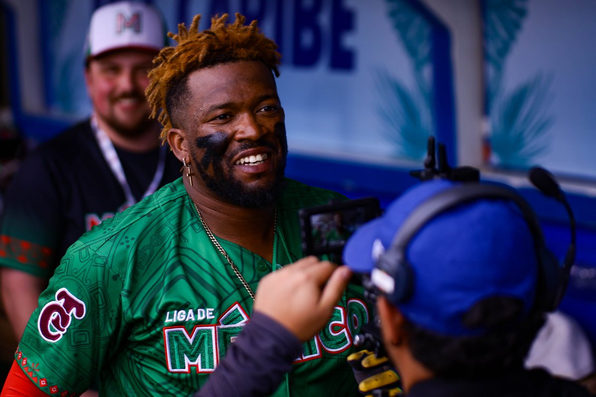 Yadir Drake conectó 3 imparables en 5 visitas al plato en una de las semifinales de la Serie del Caribe, donde México Verde se impuso a Dominicana 9x4.
Drake remolcó una carrera y anotó otra. Ahora batea .400 en el torneo con un excelnte OPS de .878.

#pelotacubana