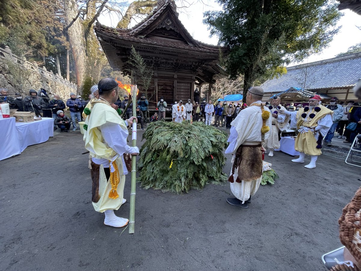 psyogen's tweet photo. 2月3日に　西予市の明石寺様の柴灯護摩に出仕させていただきました。
色々なお寺様に呼んでいただいてありがたいです。
来年は当院でも柴灯護摩をするので勉強になります。
本当にありがとうございます😊 https://t.co/o13p8i1osa