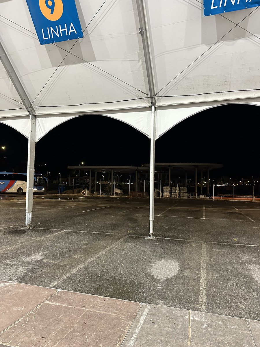 leonardoserrada's tweet photo. Muitos parabéns a CMLeiria que conseguiu fazer uma rodoviária provisória em tempo recorde e super bem e bem melhor que muitas por aí. 
O governo que aprenda com este presidente 

E ao fundo já se vê a nova em construção que será uma treta. https://t.co/wsjIwm8S0u