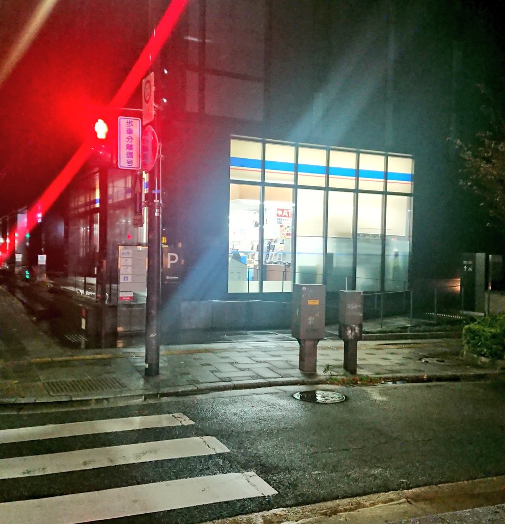 toshisakimura's tweet photo. ミニストップに見えるLAWSON。 https://t.co/P8oguFkNlF