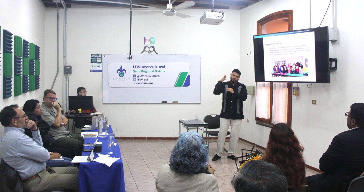 #LoLeíEnUniverso
Esteban Javier Tenorio, egresado de la <a href="/uv_uvi/">UV Intercultural</a>, impartió talleres de agroecología en Lengua de Señas Mexicana a infantes sordos de municipios cercanos a Xalapa, como parte de su trabajo recepcional orientado a la educación inclusiva.
Nota: bit.ly/4qi9Axd