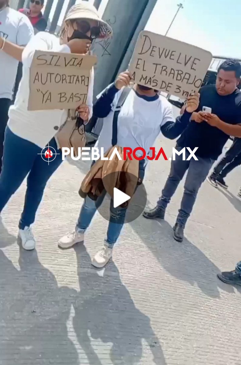 #AlMomento 🚨
Familiares de concesionarios, se manifiestan en la terminal de la Línea 3 del <a href="/RUTA_Puebla/">RUTA Puebla</a> para exigir a la titular de la Secretaria de Movilidad y Transporte (<a href="/MTGobPue/">Secretaría de Movilidad y Transporte</a>), Silvia Tanús ser más accesible con los transportistas: 👇🏼