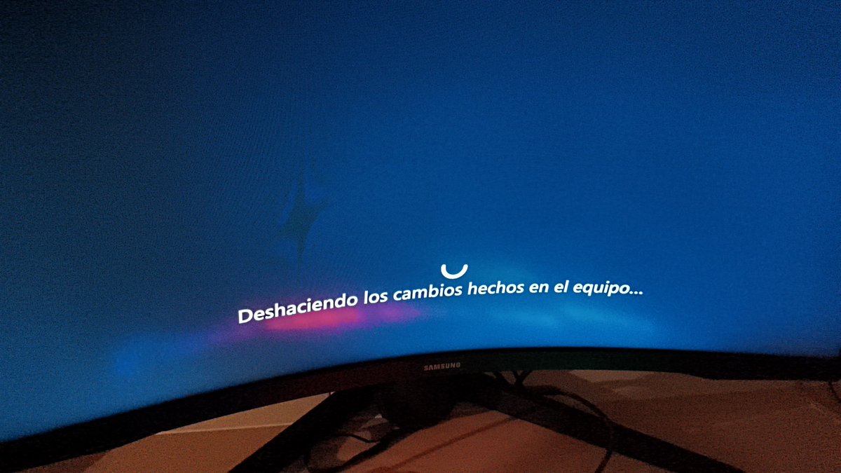 Al actualizar a #Windows11 me ha salido éste error y ya he probado de todo. Es una actualización desde Windows 10, todo va bien hasta el segundo arranque, que saltan dos veces bluescreen con your device ran into a problem and needs to restart y vuelve a Windows 10 #windows #help