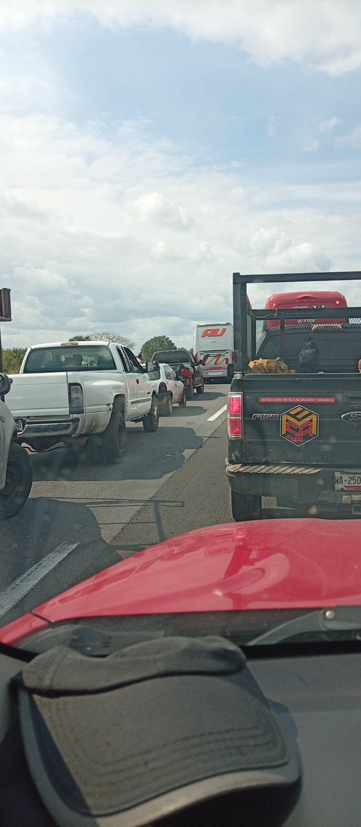 Aluc_0l0l's tweet photo. @ELPINERO Sigue la circulacion detenida, 20 km de fila para llegar a la caseta. https://t.co/zaXTn3Ze6r