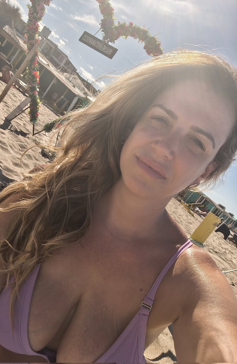 Para la gente "normal"  será mirar el corazón de flores,el cielo y una foto de una mina en la playa. 
Para las Martas y los Robertos SIIIII  estoy mostrando las tetas pq soy re puta, pero saben que? Las tetas y el  tw son míos y hago lo que quiero.bye