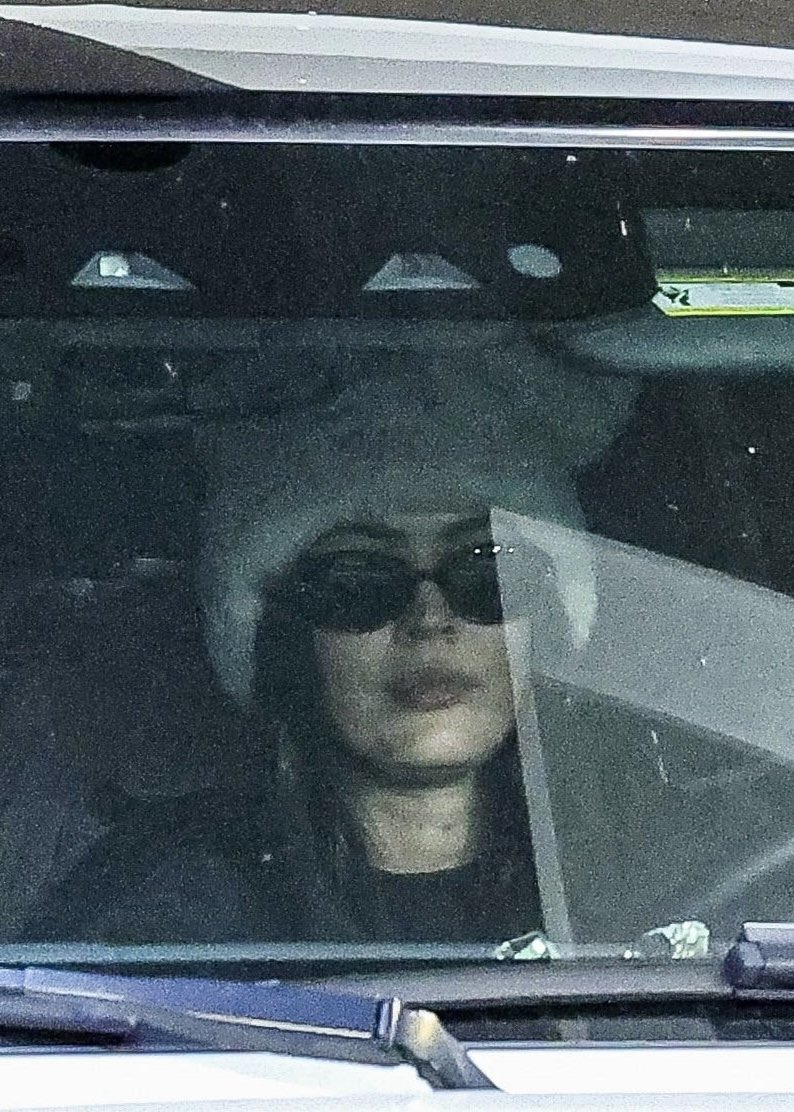 Megan Fox Candids tweet media