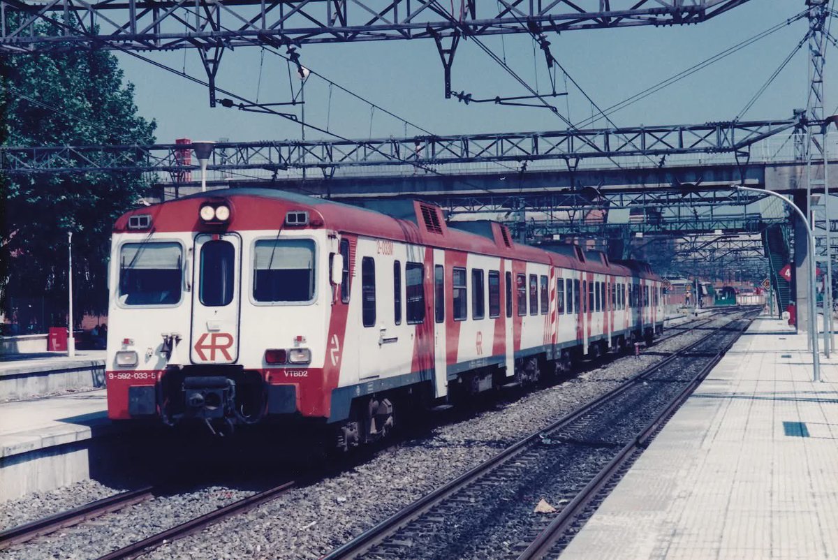 592.017 circulando hacia el sur al paso por la estación de Villaverde Bajo.

Villaverde Bajo, 11 de Agosto de 1995.

Foto: Jordi Caldes. Archivo Jose Silva.
