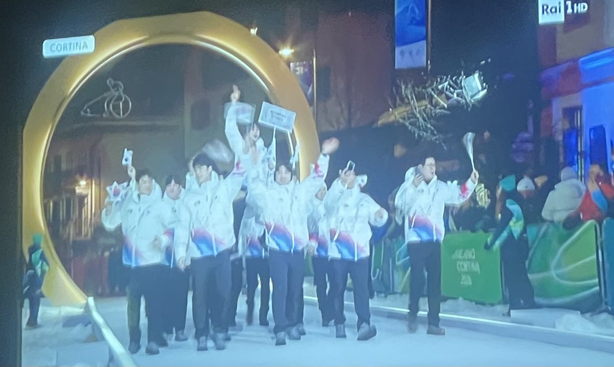 Loro facendo la sfilata olimpionica a Cortina su Corso Italia come fa una pariolina qualunque, con pelliccia in visone e colbacco di ermellino, alle 18.30 di un sabato qualunque, dal 26/12 al 6/01 di ogni anno
 #OlimpiadiInvernali2026