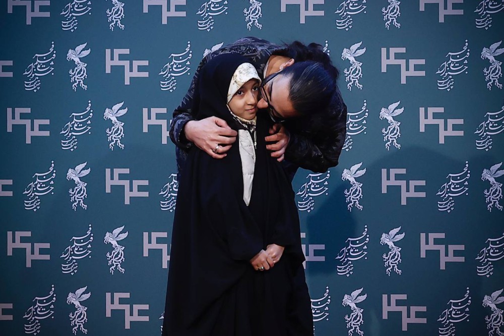 im_mahbobeh's tweet image. گاهی اوقات هایپر سونیک میتونه فقط یه عکس باشه(:✌🏻

حضور کارگردان فیلم سینمایی «حاشیه» به همراه دخترش روی فرش قرمز جشنواره فجر