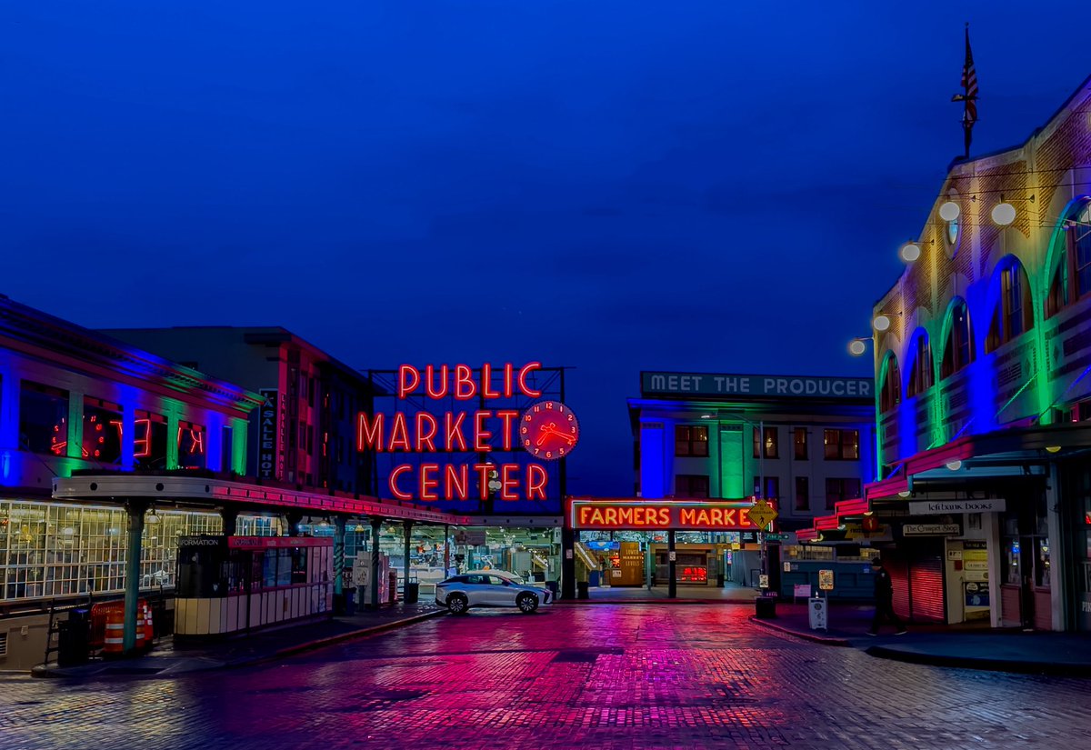 pike_place's tweet photo. Blue. Green. All in! 💙💚 Happy Blue Friday!! We’ll be cheering on our @seahawks this Sunday! 🏈✨

#PikePlaceMarket #seahawks #gohawks #BlueFriday https://t.co/2Qvn78DEcX