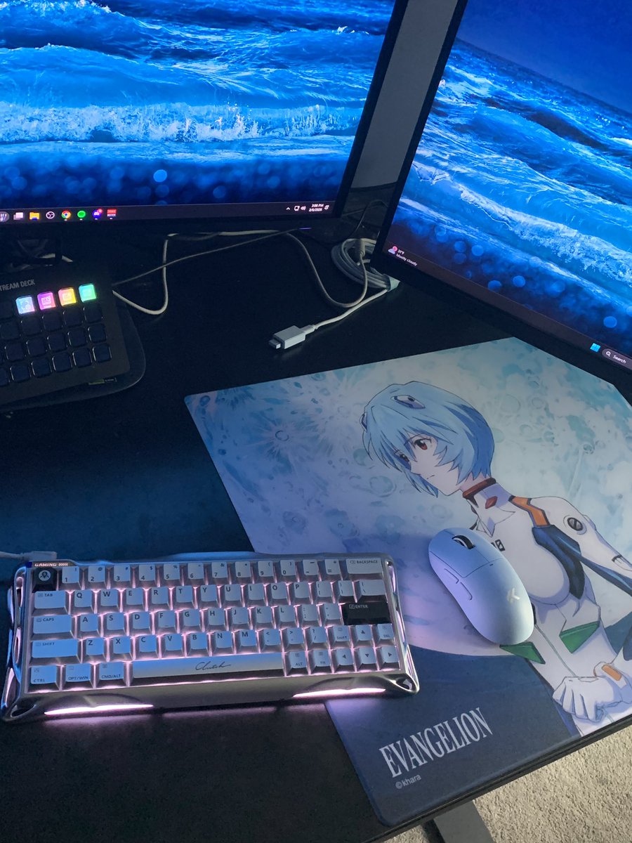 New setup 😎 also trying a glass mousepad for the first time. 

Keyboard - Gravastar v60 Pro

Mousepad - Evangelion x Wallhack